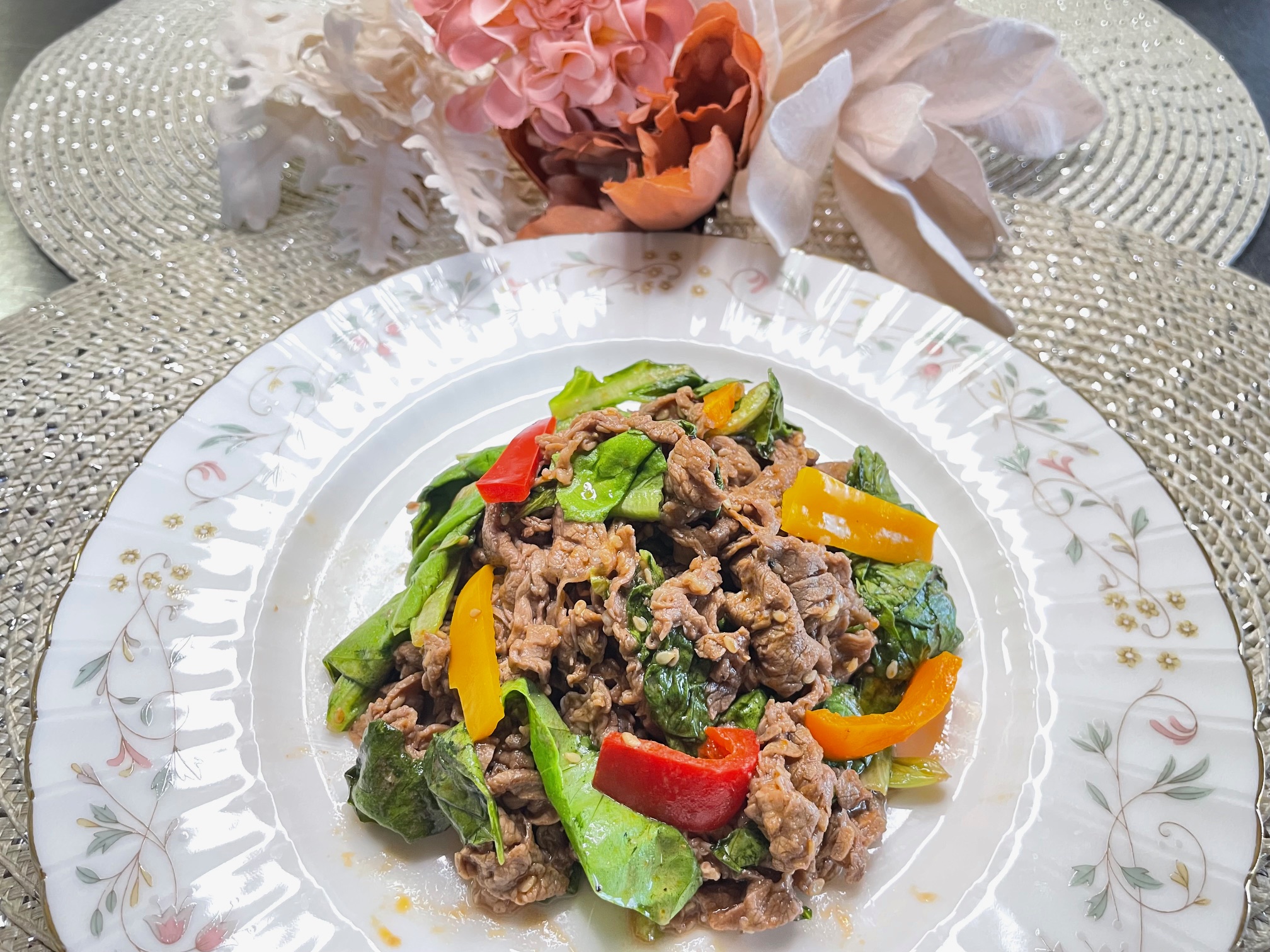 特製ソース炒めの牛肉・サラダ菜和え
